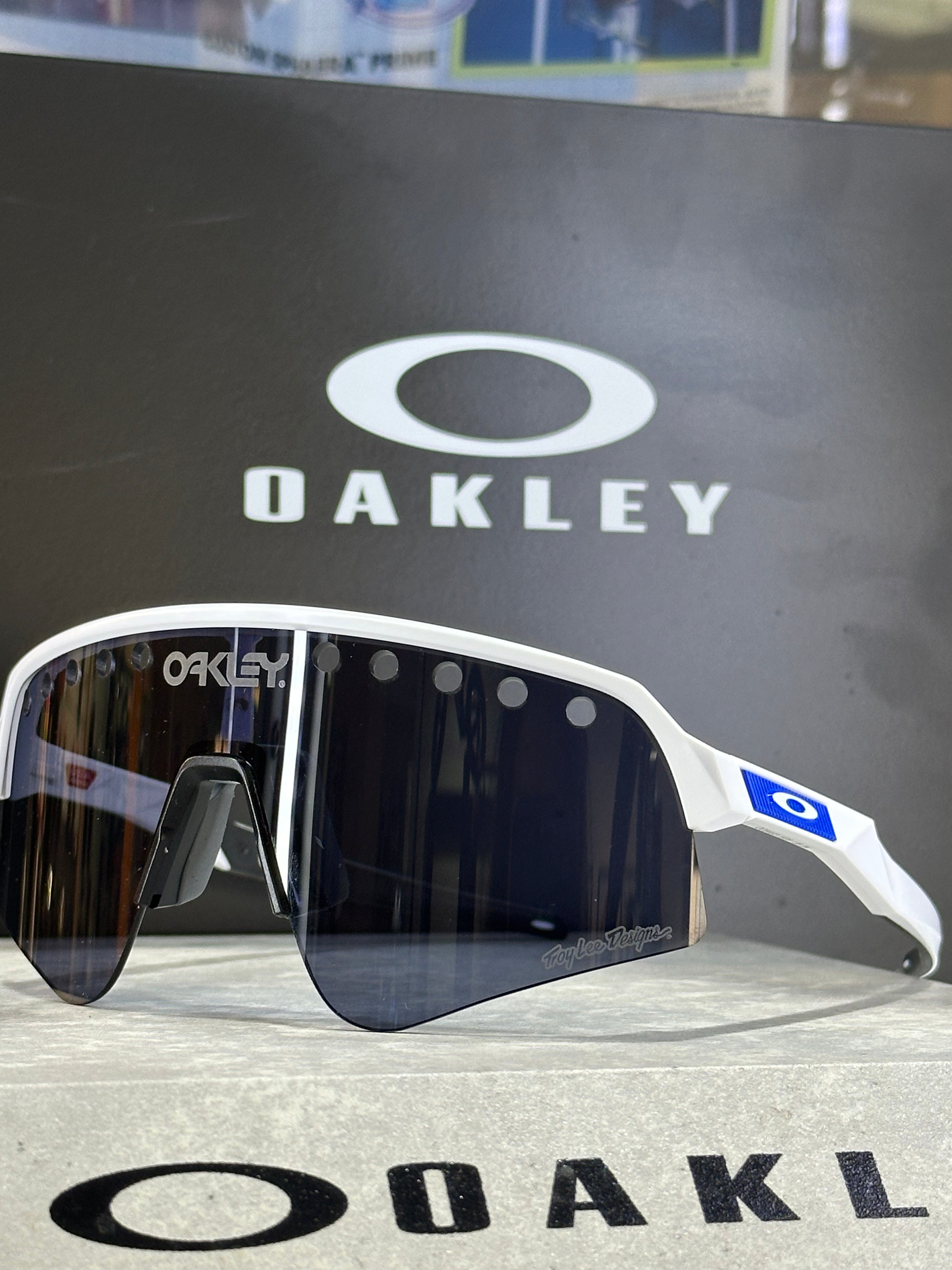 OAKLEY-Sutro Lite Sweep Vented